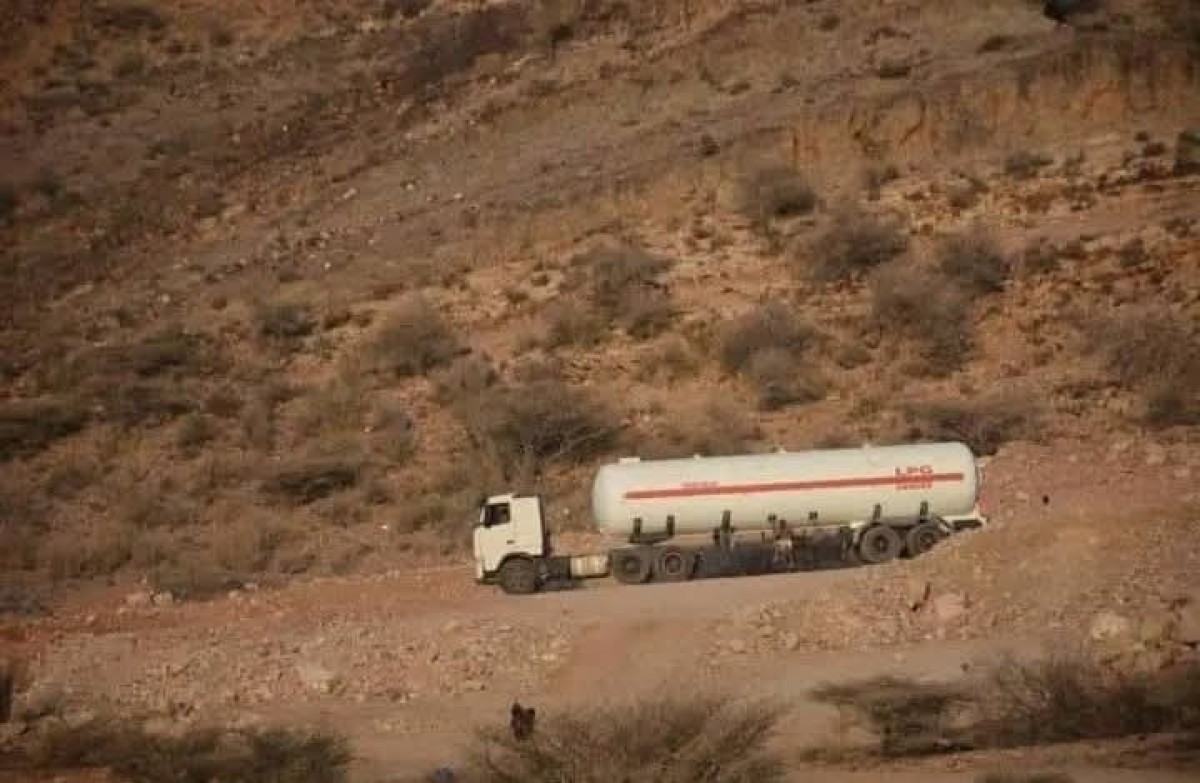 عصابة مسلحة تهاجم مقطورات الغاز في ريف تعز
