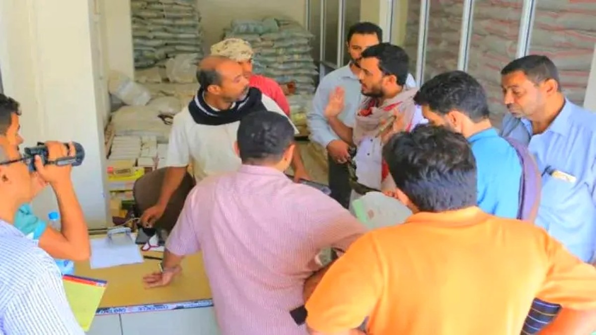 الحوثيون يسبقون رمضان بحملة لإغلاق المحال التجارية وفرض الجبايات في الحديدة