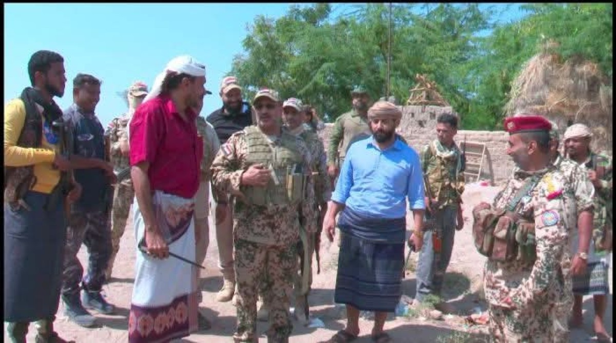 طارق صالح يتفقد خطوط التماس مع الحوثيين في محور الحديدة