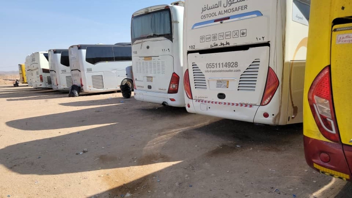 Dozens of buses are accumulated in the crossing outlet and hundreds of families are spreading the ground