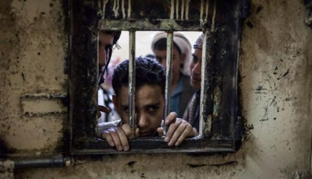 اتهامات بتسميم مختطفين في سجون الحوثيين: وفاة 98 شخصًا بعد الإفراج