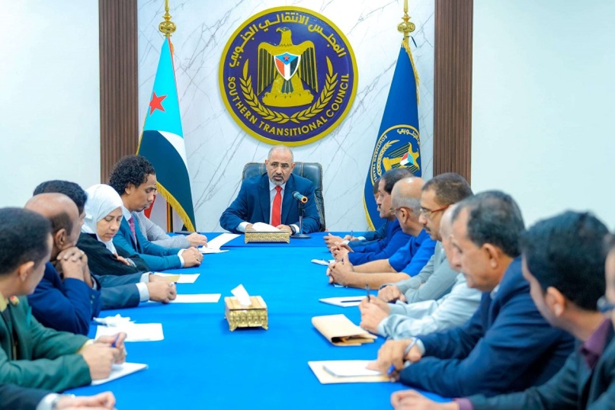 الزُبيدي يرأس اجتماعا استثنائيا لرؤساء الهيئات التنفيذية بالمحافظات وعدد من دوائر الأمان