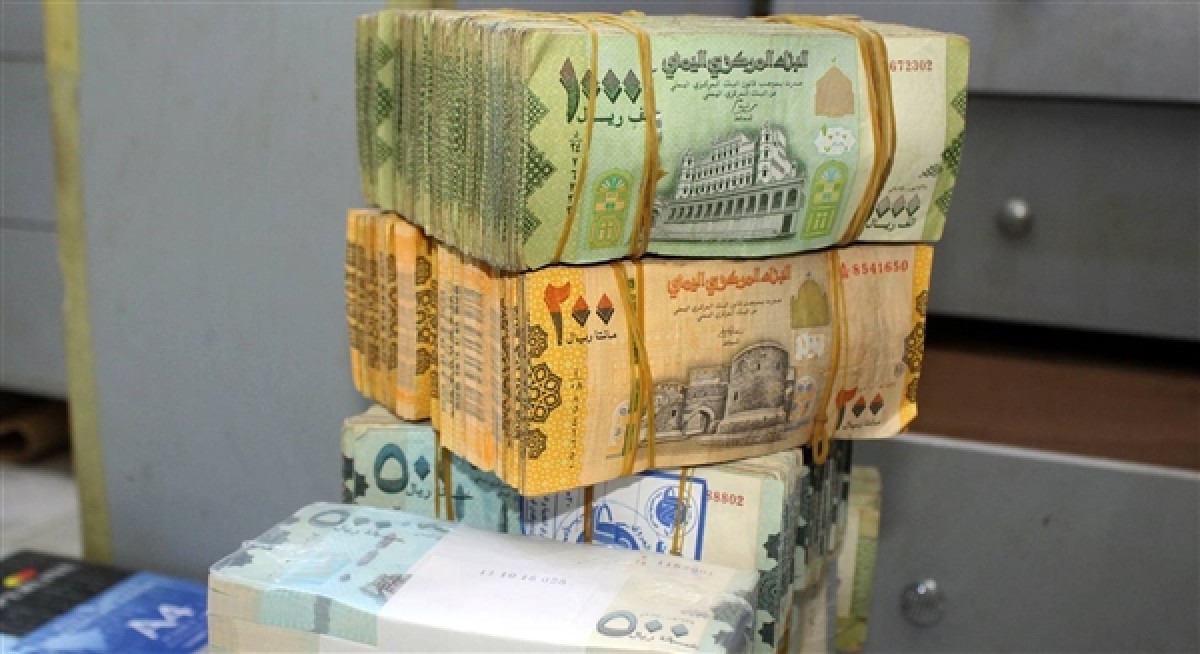 الريال اليمني يتهاوى وخبراء يكشفون الأسباب