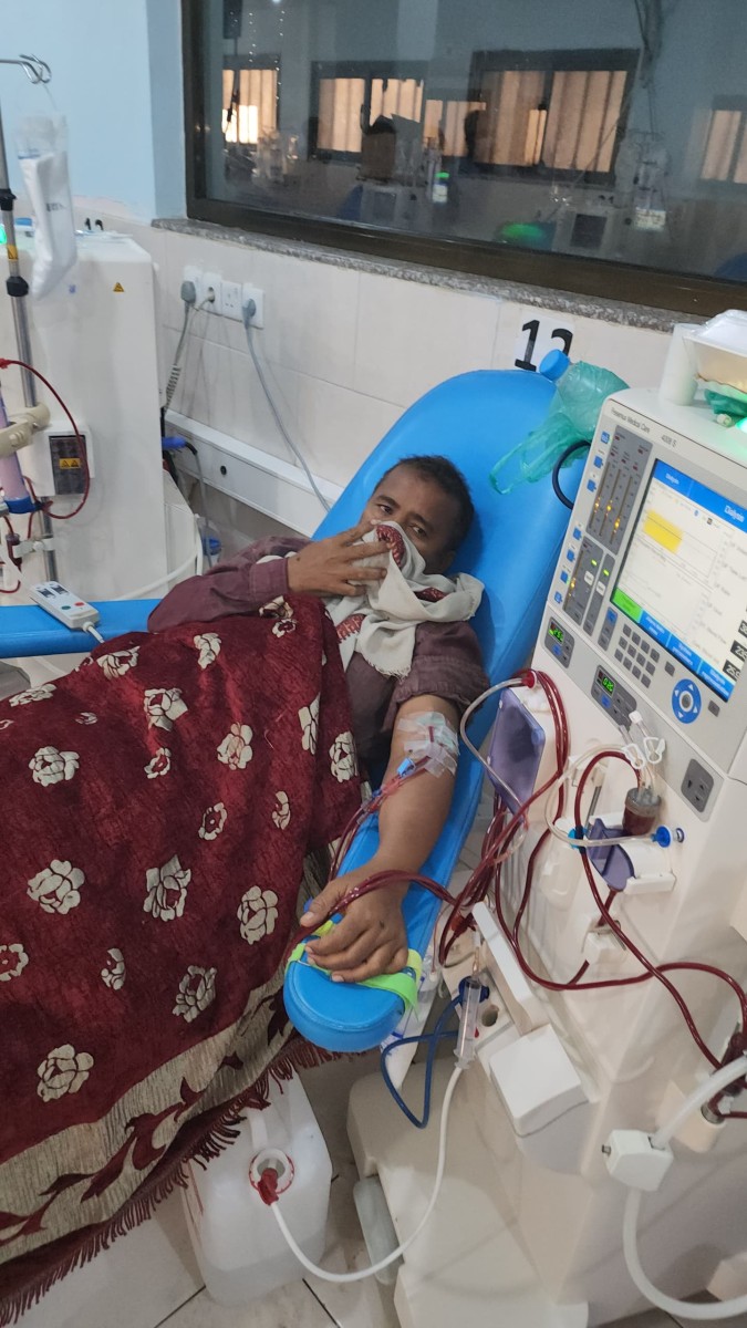 Sewerage water is extinguished in the dialysis room at Al -Gomhoria Hospital in Aden