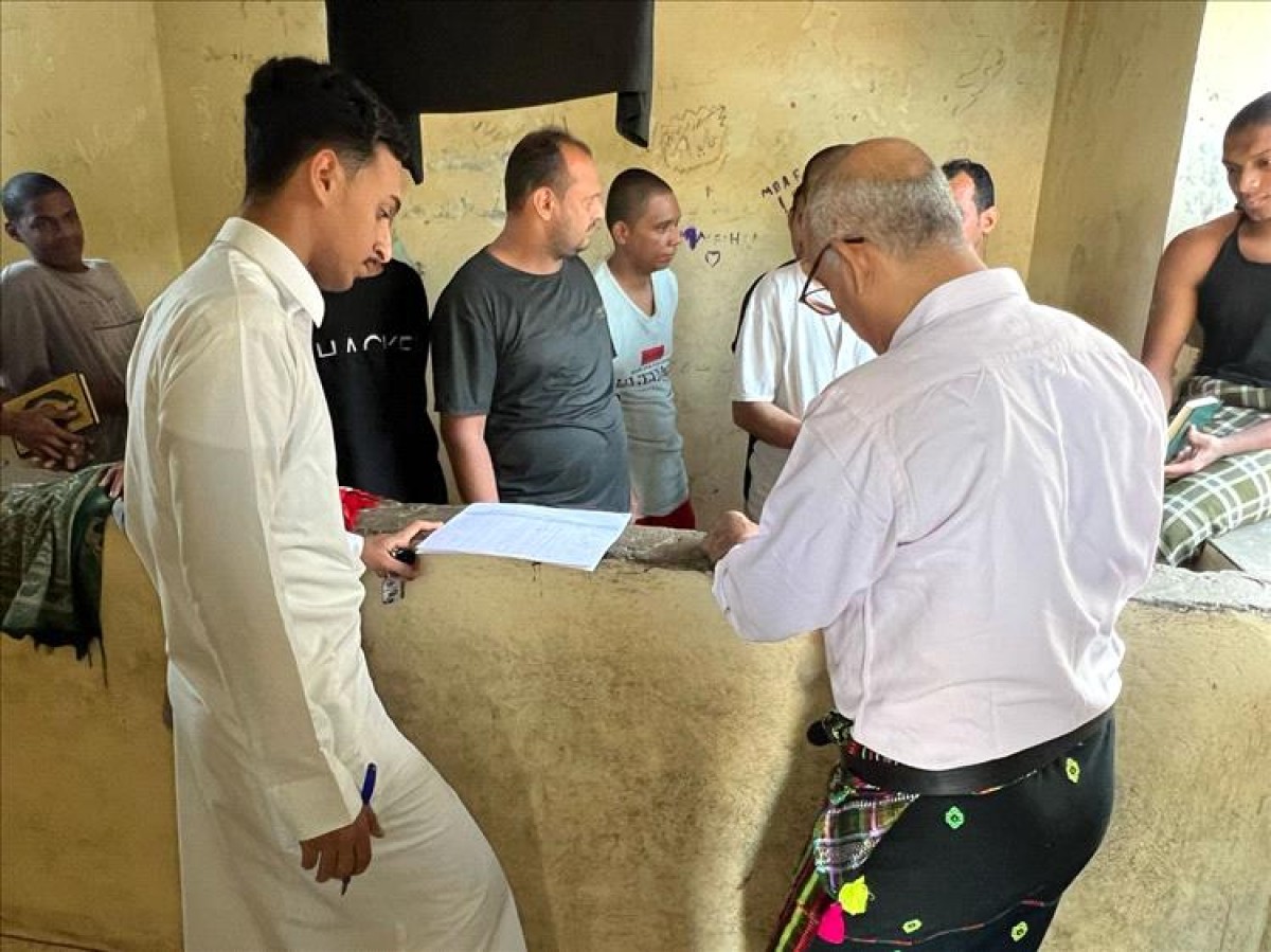 The head of the Hadramout Appeals Prosecution inspects the conditions of the detainees at the Baaboud Security Center in Makla
