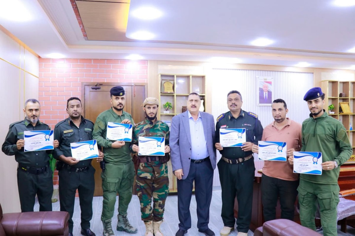 أمن عدن يُكرم جنود ضبطوا عصابة تزوير اختام حكومية