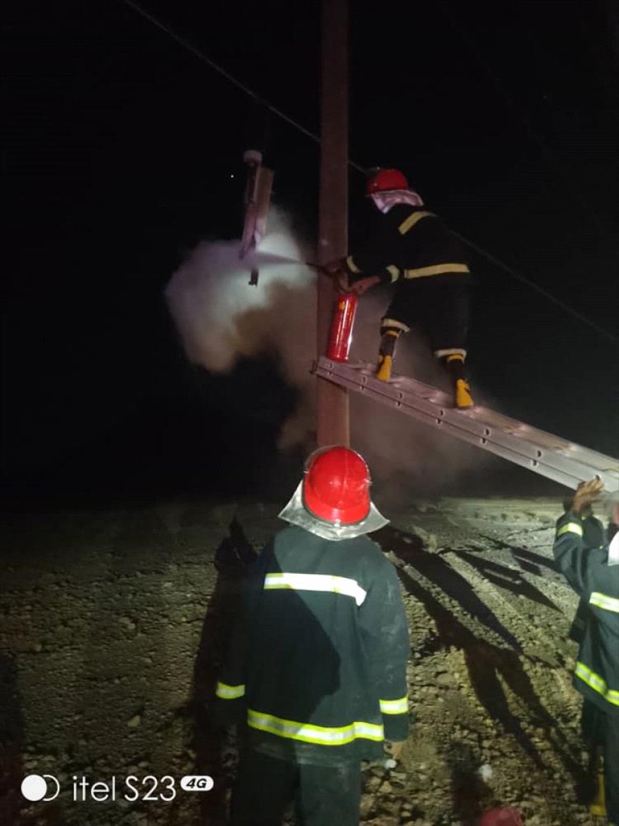 Civil Defense in Shabwa succeeds in extinguishing a fire in one of the electric transformers in the Khmer area