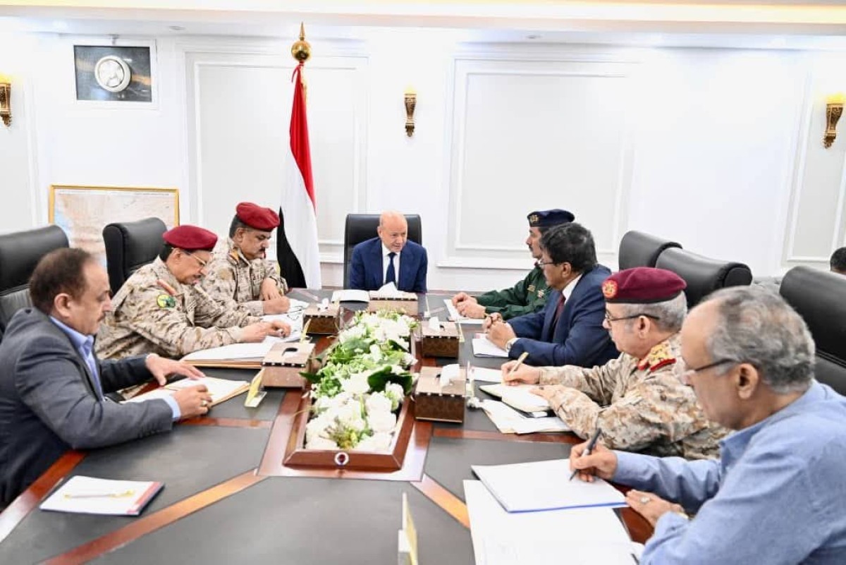 خلال اجتماعه بالأمنية العليا.. العليمي يوجّه بمضاعفة العمل الاستخباري لمواجهة الخلايا النائمة
