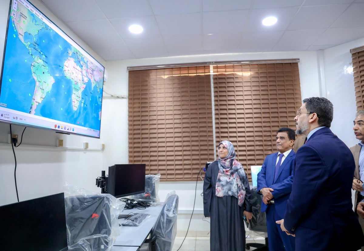 رئيس الوزراء يتفقد هيئة المساحة وشركة النفط في عدن