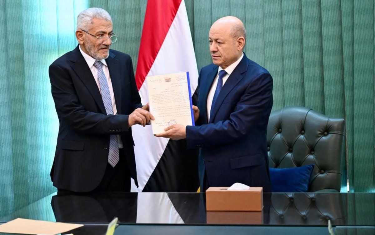 العليمي يتسلم مسودة القواعد المنظمة لأعمال المجلس وهيئة التشاور والفريقين القانوني والاقتصادي