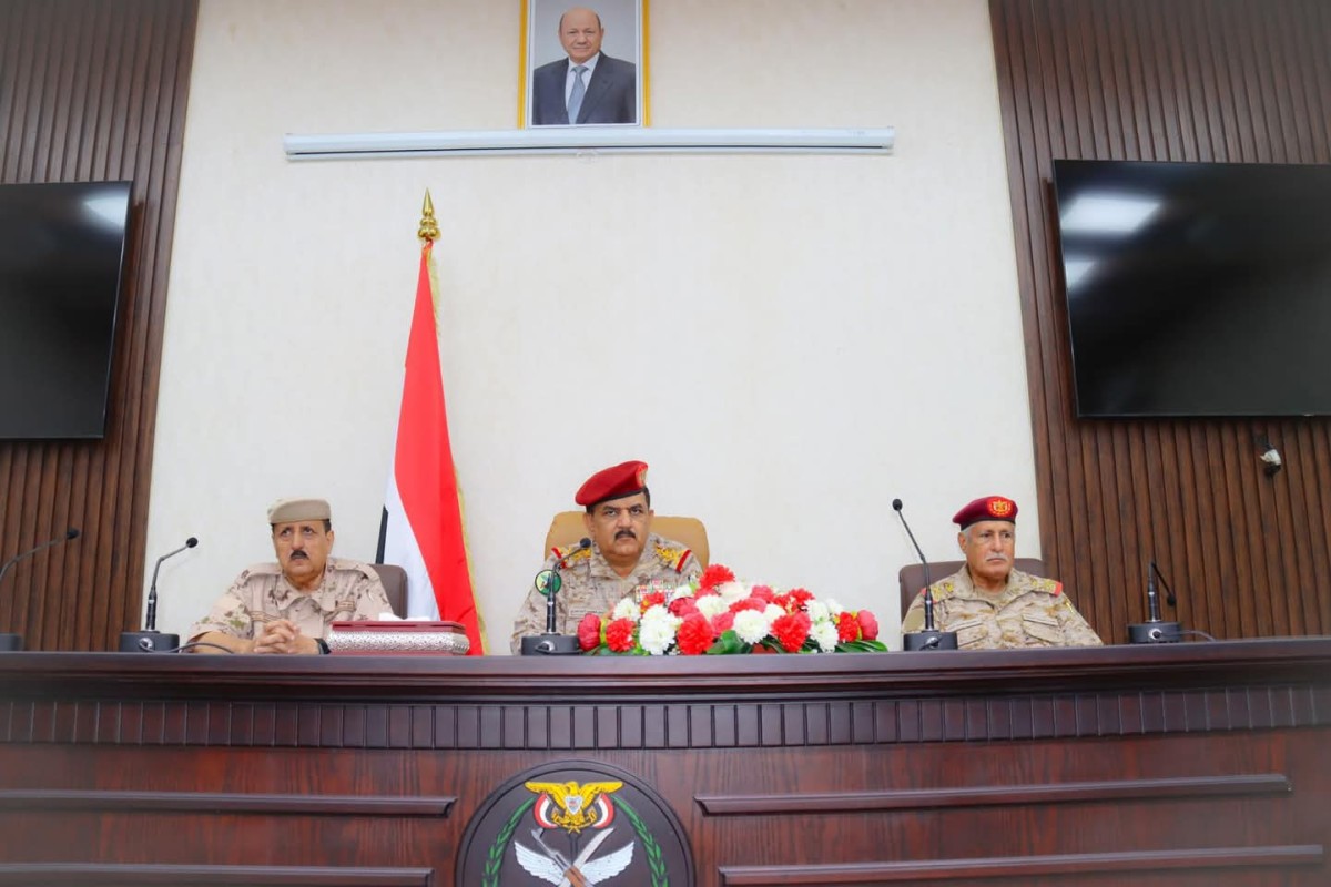 عدن.. وزير الدفاع يوجه برفع مستوى الجاهزية واليقظة