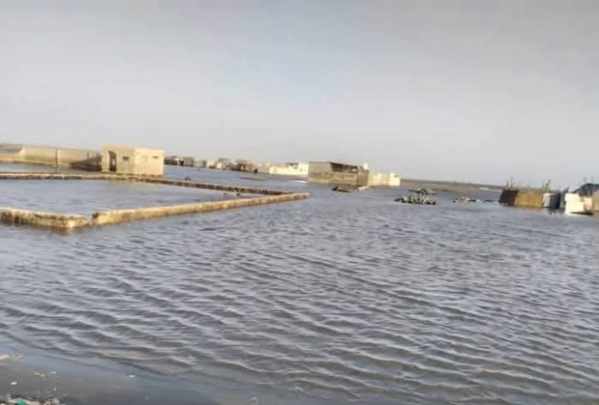الحديدة.. نزوح عشرات الأسر في اللُّحية غمر منسوب مياه البحر منازلهم