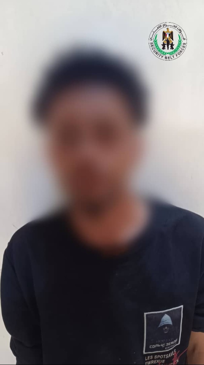 قوات الحزام الأمني تلقي القبض على متهم بالسرقة في مديرية المنصورة