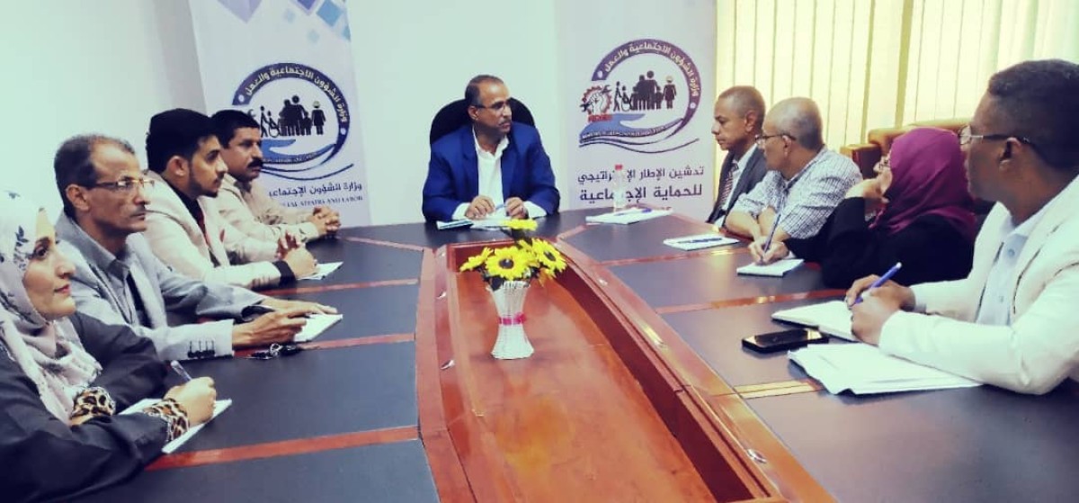 وزير الشؤون الاجتماعية والعمل يعقد اجتماعاً مع وكلاء القطاعات لبحث قضايا العمل