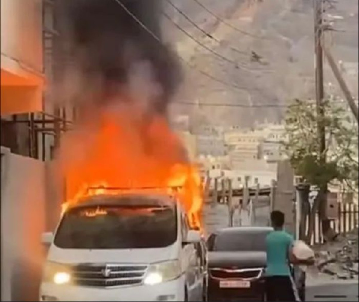حريق يلتهم باص ركاب في عدن