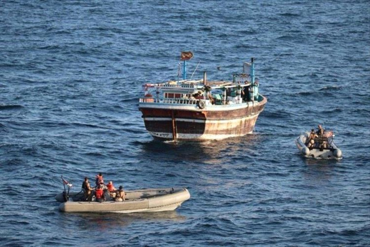 4 قوارب تقل مسلحين تطارد سفينة تجارية في خليج عدن