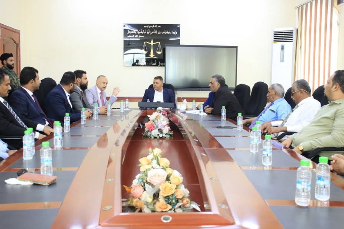 النائب العام يلتقي برئيس واعضاء النيابة الجزائية المتخصصة عدن