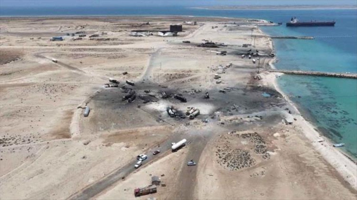 جماعة الحوثي تمنع ناقلات النفط من مغادرة ميناء رأس عيسى وتهددها بالقصف