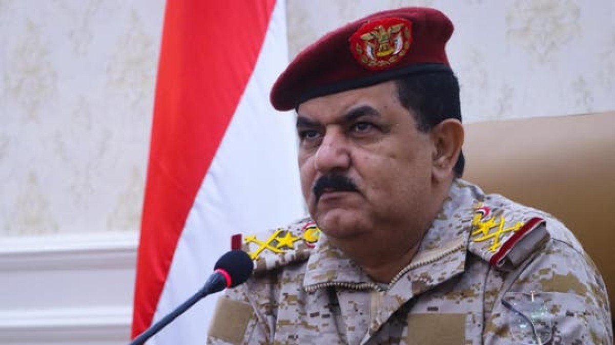 وزير الدفاع يحذر من خطر الحوثيين ويدعو لدعم القوات الحكومية