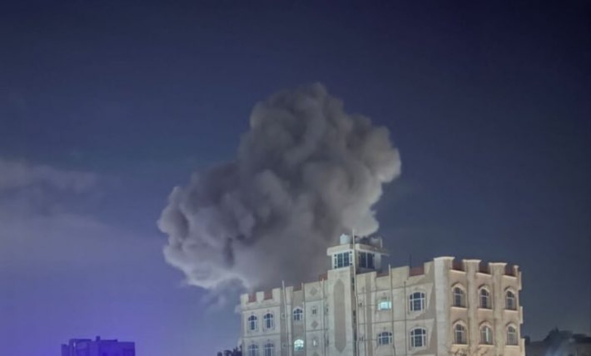 قصف أميركي لناقلة سلاح بمأرب.. وغارات تستهدف معسكرات ومنازل قادة حوثيين في صنعاء وصعدة