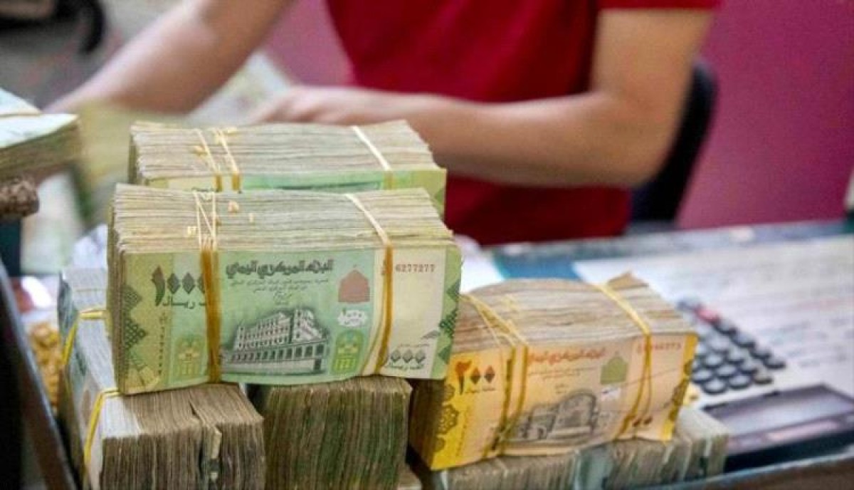 عدن.. شركات الصرافة تُجمّد البيع والشراء بعد الانهيار!