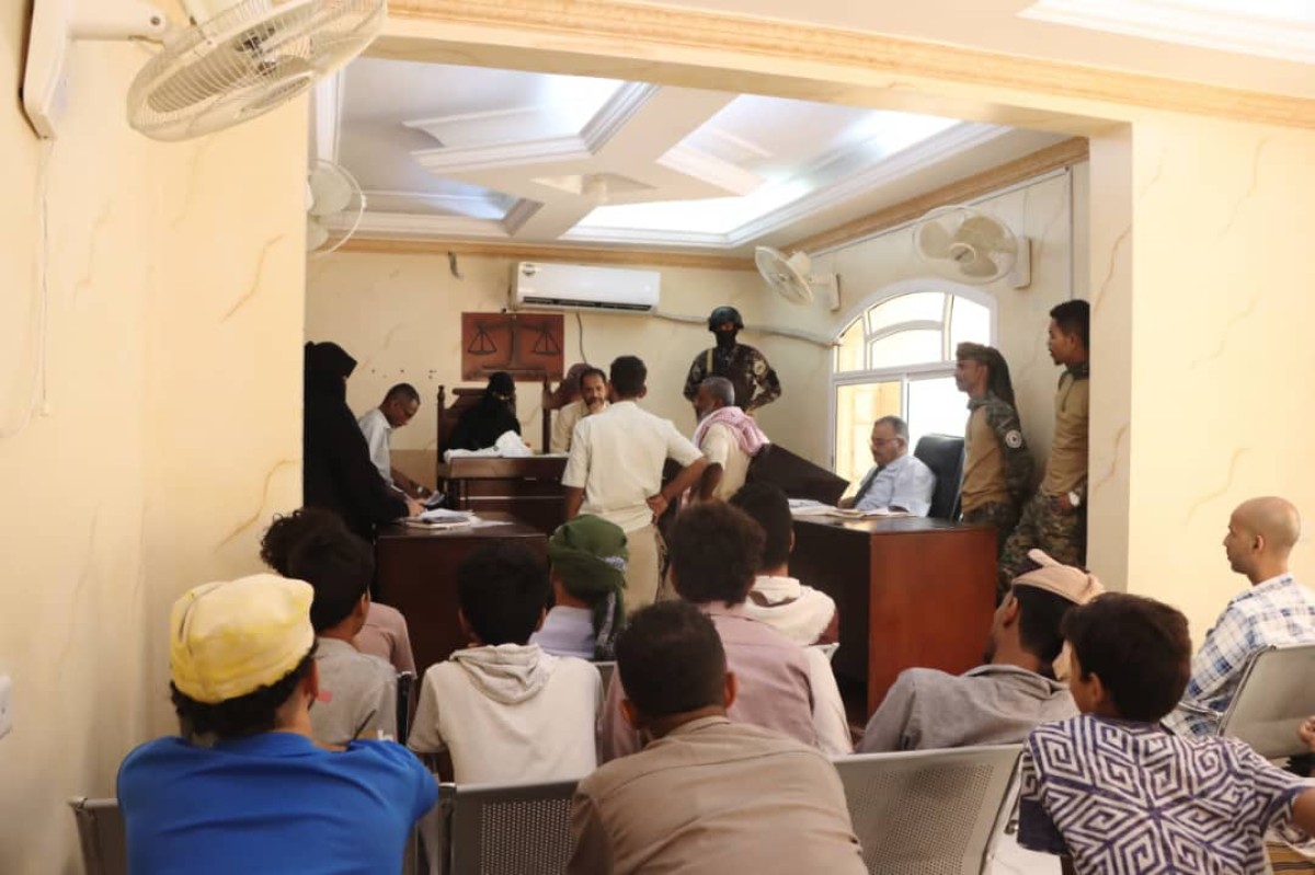 أحكام بالسجن تصدر بحق أعضاء عصابة مرتبطة بالحوثيين في عدن