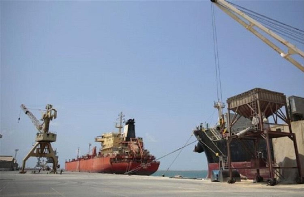 الحوثي يواصل احتجاز سفن وبحارة في ميناء رأس عيسى