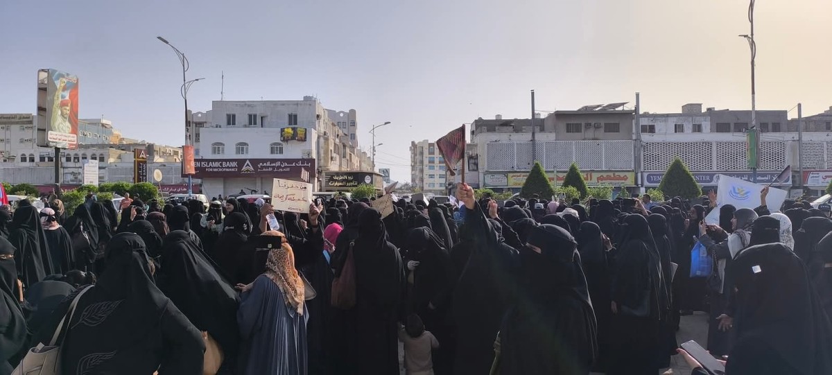انطلاق وقفة احتجاجية لنساء عدن للمطالبة بالخدمات وتحسين الوضع المعيشي