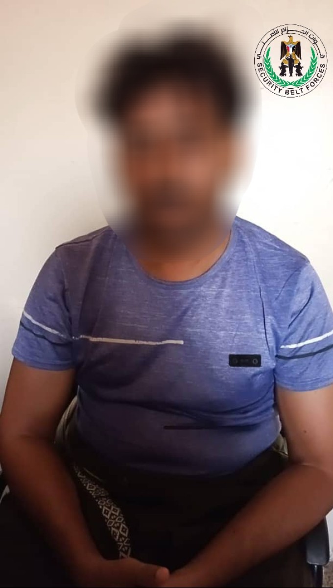 قوات الحزام الأمني بلحج تلقي القبض على متهم فار في جريمة قتل وقعت بالمخاء