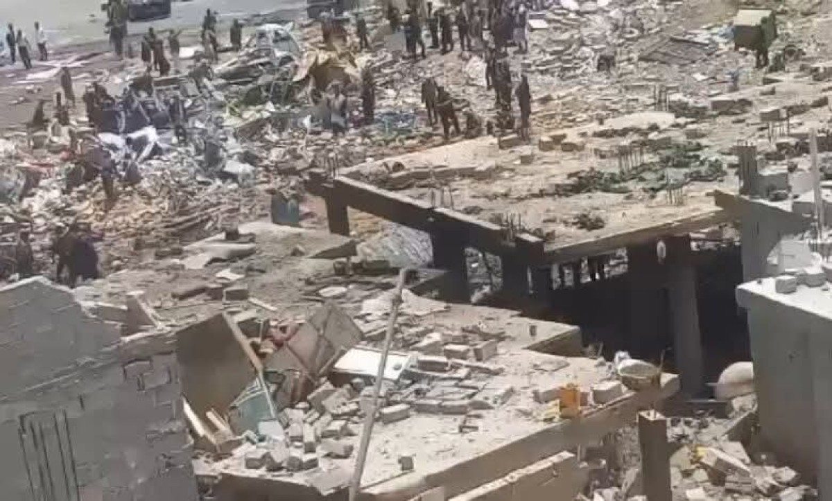 انفجار مخزن أسلحة للحوثيين بصنعاء يخلف أكثر من 50 قتيلاً مدنياً