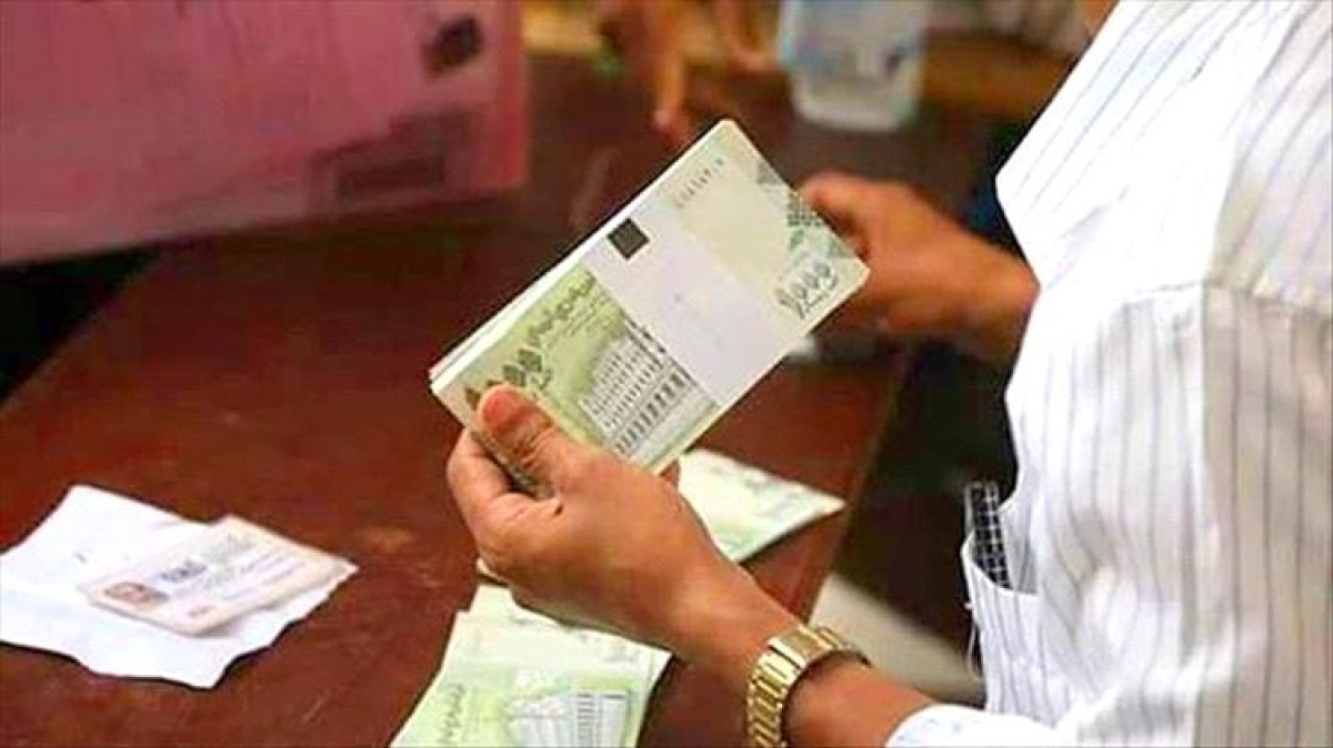 بدء صرف رواتب العسكريين بعدن
