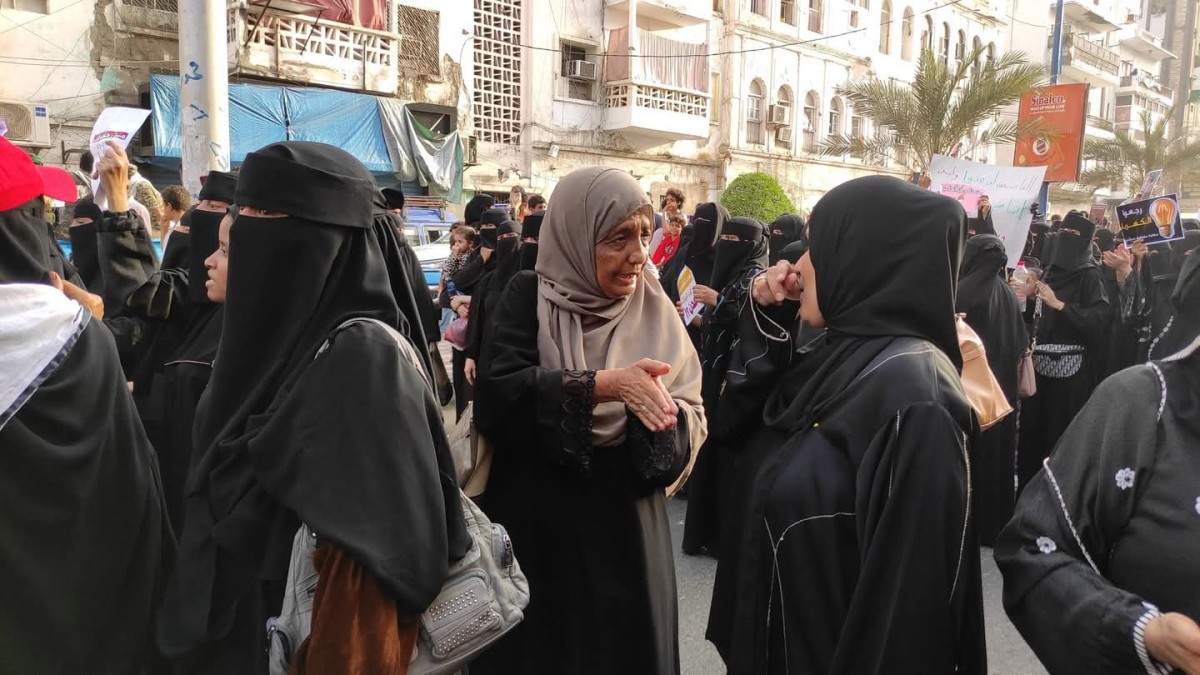 بالصور.. تظاهرة نسائية في المعلا للمطالبة بالخدمات وتحسين الأوضاع المعيشية