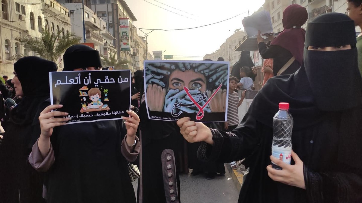بالصور.. تظاهرة نسائية في المعلا للمطالبة بالخدمات وتحسين الأوضاع المعيشية