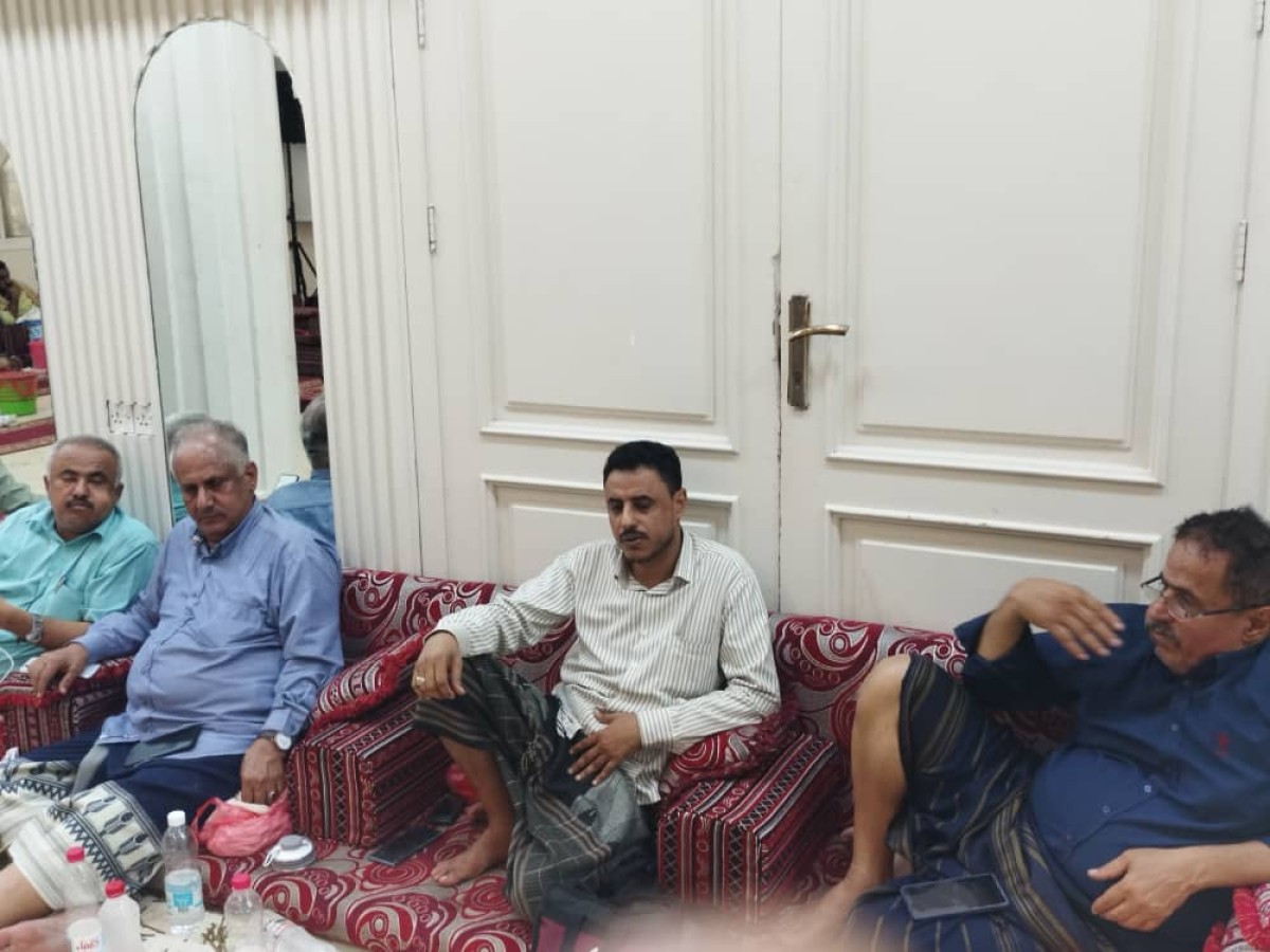 قيادات مدنية وعسكرية تشارك في مجلس عزاء والد نائب مدير عام التعليم الفني بعدن