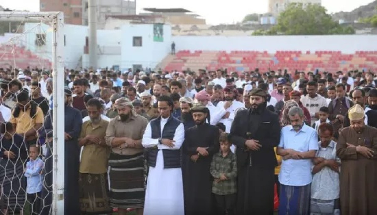 قيادات الانتقالي تؤدي صلاة العيد في مسجد الحبيشي بكريتر